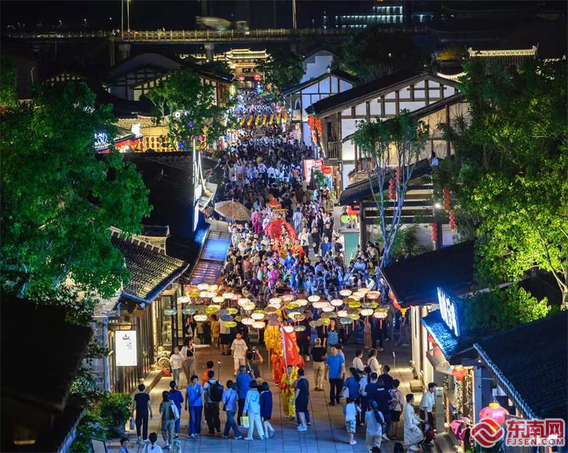 夜晚的东门古街人气十足.jpg