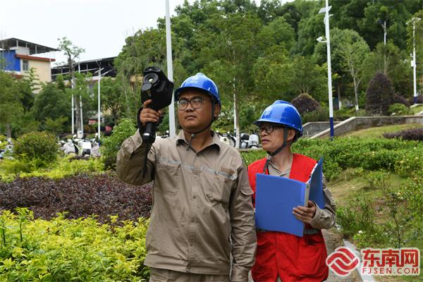 图为供电员工对涉及中考考点的线路开展特巡。.jpg