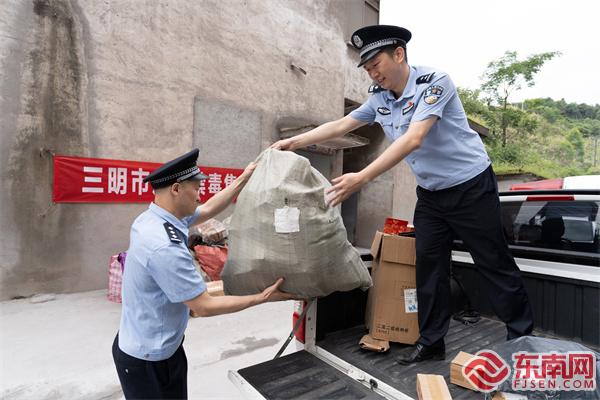 图为民警搬运涉诈涉毒包裹.jpg