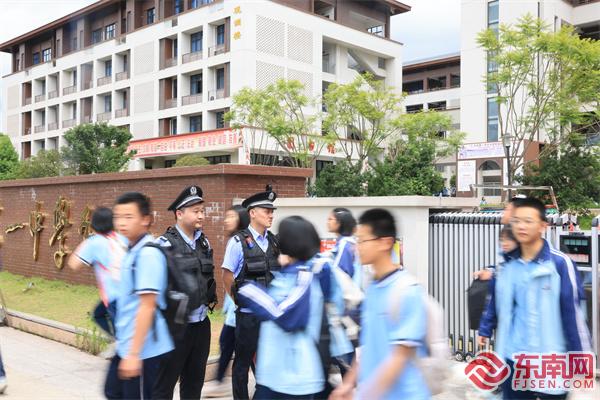 站好护学岗.jpg
