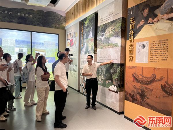 集美大学海洋文化与法律学院参观2.jpg
