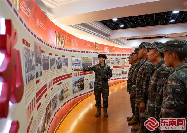 1、为新兵讲解支队光辉历程。钟炜俊摄.jpg