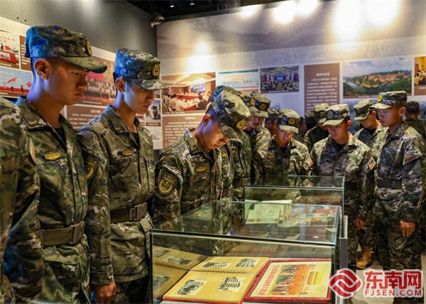 9、官兵从一张张老照片中追寻三明工业腾飞的历史记忆。钟炜俊摄.jpg