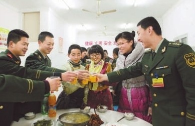 三列东中学西藏班同学与武警三明支队一起提前