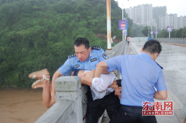 暴雨中一年轻生女子欲跳河自杀 民警机智救人