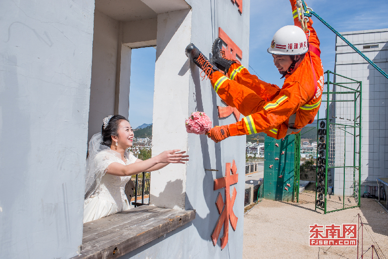 消防武警婚纱照_武警消防员的特殊婚纱照 爱上你 爱上119(2)