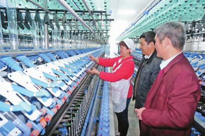 3月30日,三明纺织股份有限公司派来的技术专家在宁化新建的落纱细纱机