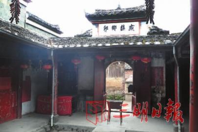 三月三游神 将乐县南口乡温坊村,酷似船形,静泊在池湖溪畔.