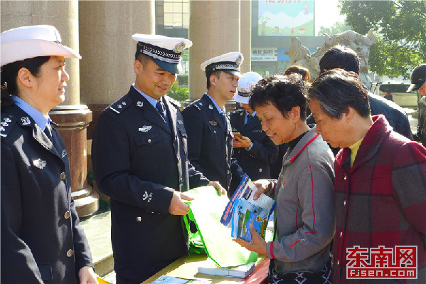 三明交警开展2018年122全国交通安全日主题