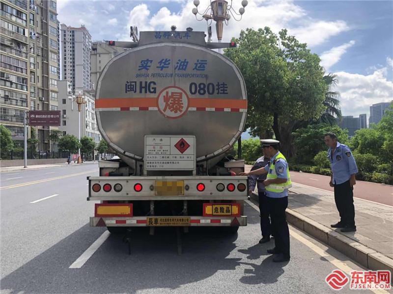 梅列交警民警在工业北路设卡检查1.jpg