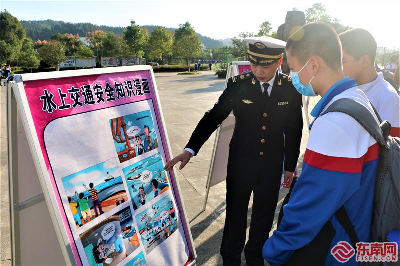 组织学生参观水上交通安全知识展板.jpg