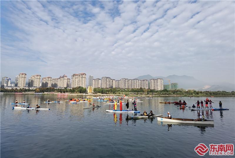 运动员们赛前热身。刘惠萍 摄.jpg