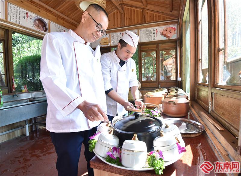 厨师间对摆盘进行交流.jpg