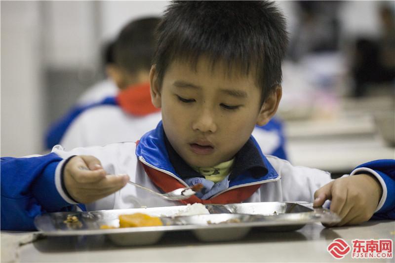 学生张永乐宿舍食堂吃晚餐。董观生摄.jpg