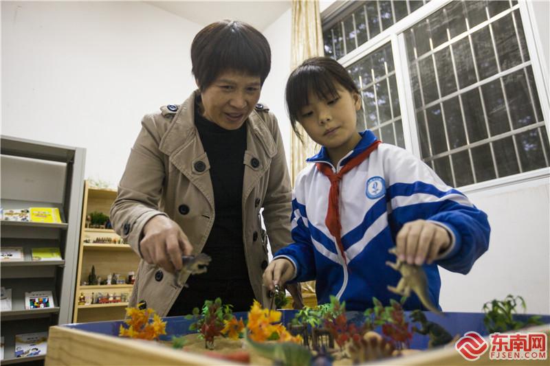 老师在心理咨询室与学生开展沙盘互动游戏。董观生摄.jpg