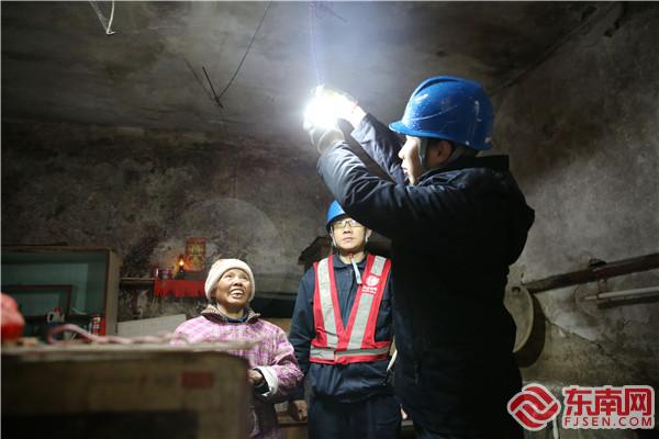 12月16日，泰宁县大田乡垒际村出现线路、毛竹覆冰，供电所第一时间组织人员赶赴现场，对地处高海拔的10kV大田线展开特巡清障，同时深入沿线村庄，上门为留守老人们送上寒冬里”光明“。(江丽霞  摄).jpg