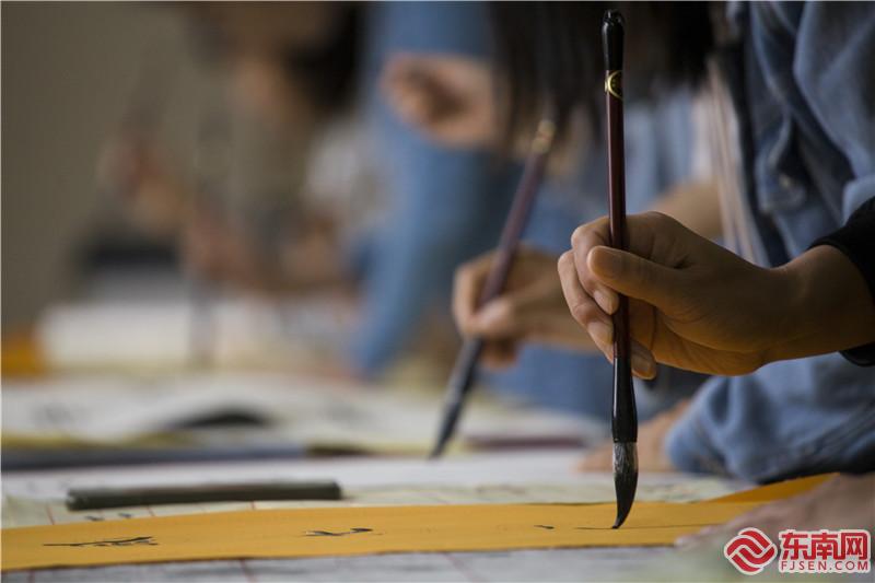 教师正在书写作品.jpg 教师正在书写作品.jpg