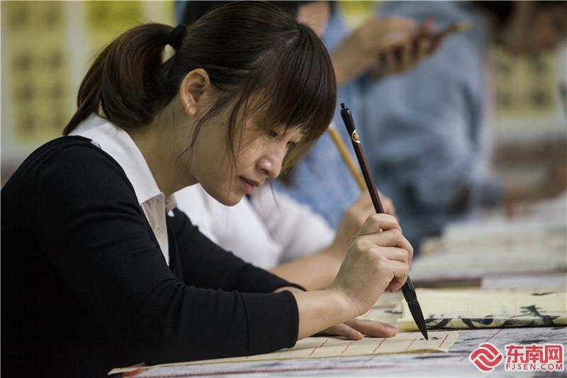 教师正在认真书写.jpg 教师正在认真书写.jpg