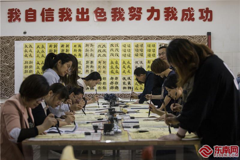 教师集体练习.jpg 教师集体练习.jpg