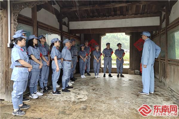 图二：参观永安市中央红军标语博物馆（来源：永安市财政局）.jpg