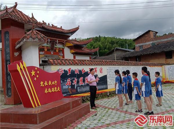 方田中心学校师生参观红三军团后方医院旧址(张标琪  摄).jpg