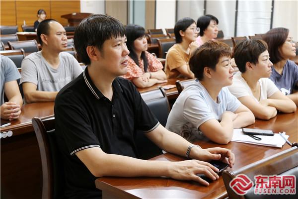 小吃业主们聚精会神观看.jpg