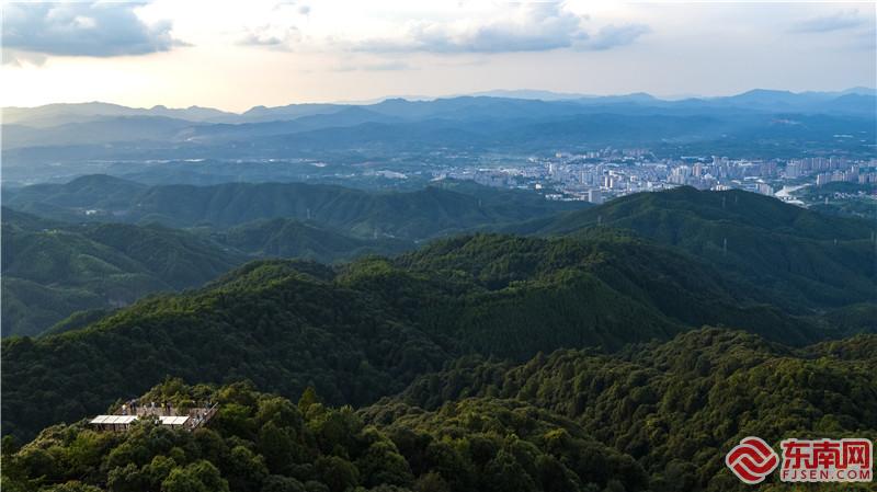 南山观景台位于宁化城区周边最高点，海拔863米，可一览宁化全景.jpg