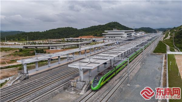 一列CR200J型“复兴号”动车组列车驶出宁化站.jpg