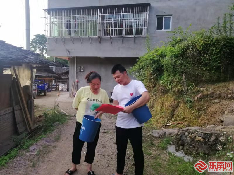 艾斌入户宣传平安三率，拍摄者：刘宇清.png