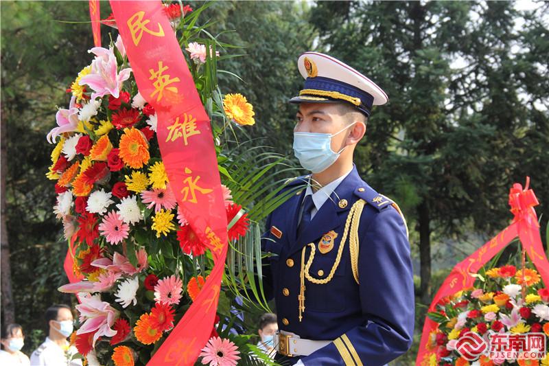 图为礼兵向烈士纪念碑敬献花篮 林璐 摄.jpg