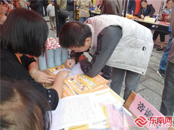 退役军人在政策咨询台登记信息。拍摄图：陈开奖 (2).png