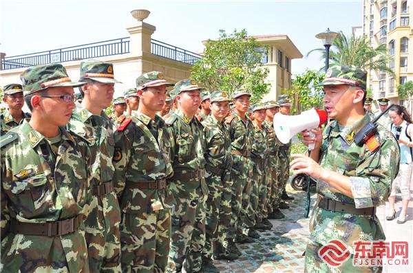 刘灿华为战友讲解操法。拍摄者：上官培坚.jpg