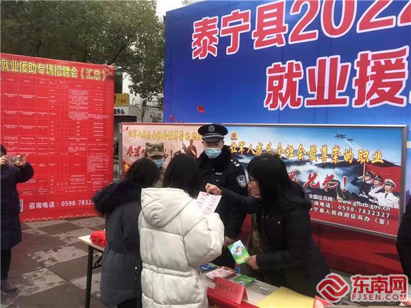 招聘会现场。拍摄：陈龙.jpg