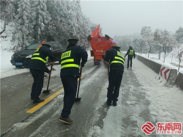 21日，建宁公路路产人员在闽赣交界国道528线岩上路段 铲雪除冰保畅通2。（黎秋艳）.jpg