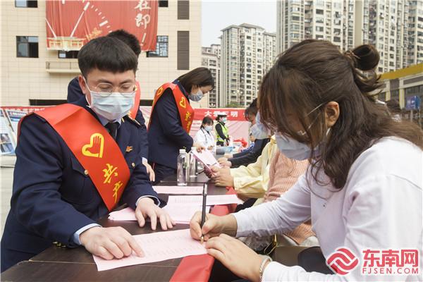 活动现场，市场监督管理局志愿者为群众解答相关问题。.jpg