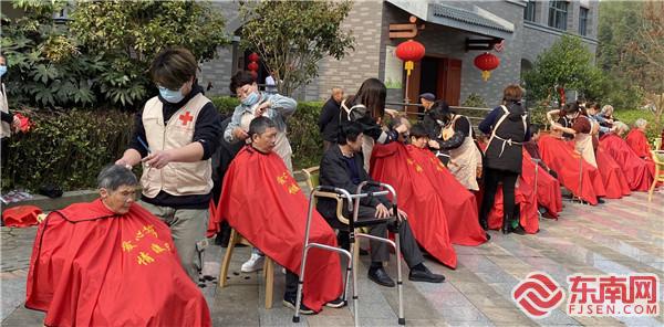 图片4：“爱心义剪 情暖夕阳”服务队免费为困难老人理发（巫婧云摄）.jpg