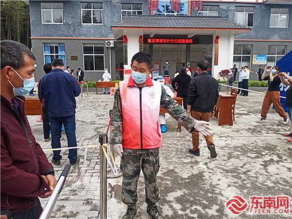 退役军人志愿服务引导群众做核酸检测 (2).jpg