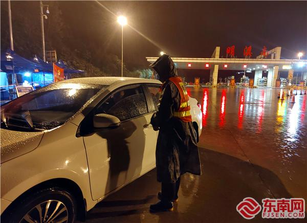 陈长全对入明车辆进行查验 （明溪县胡坊镇供图）.jpg