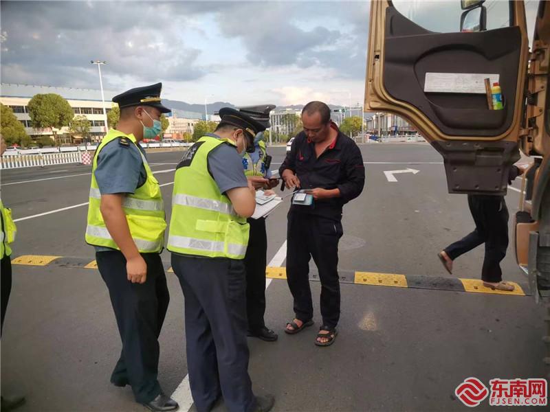 9月15日，省交通执法总队三明高速支队三大队联合高速交警大队，在永安南收费站开展“道路运输交通安全政治专项行动”.jpg