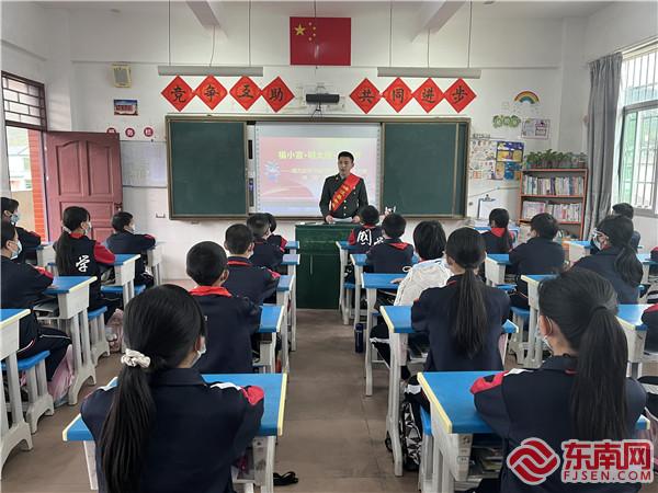 清流县老兵宣讲团前往到灵地中心小学宣讲党的二十大精神 晓丽摄.jpg
