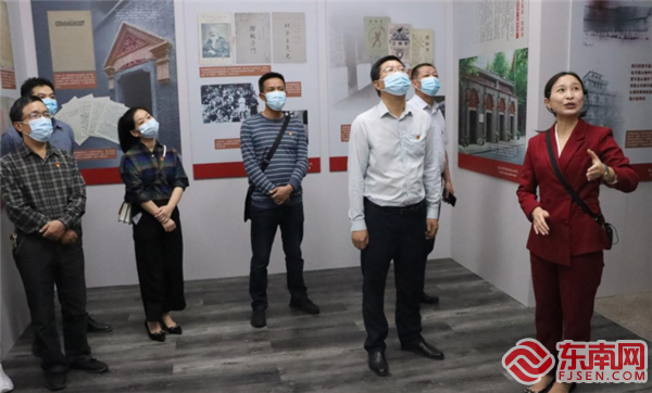 党员干部认真聆听讲解，驻足观看图文资料 陈祈文摄.png