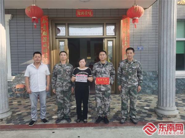 宁化县泉上镇退役军人服务站向新兵家庭颁发“光荣之家”牌匾.jpg