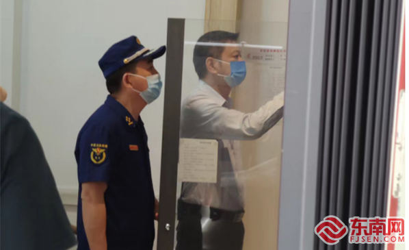 检查消防联动控制柜 叶喆晶摄.png