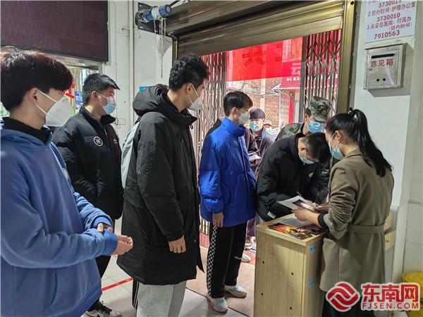 应征青年踊跃报名参<span class=