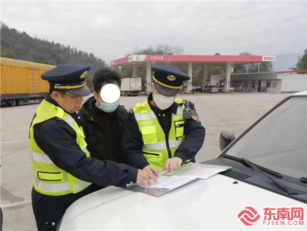 图说：执法员调查取证  三明高速执法支队供图.jpg
