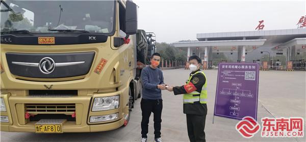 工作人员发放礼品券.jpg 工作人员发放礼品券.jpg