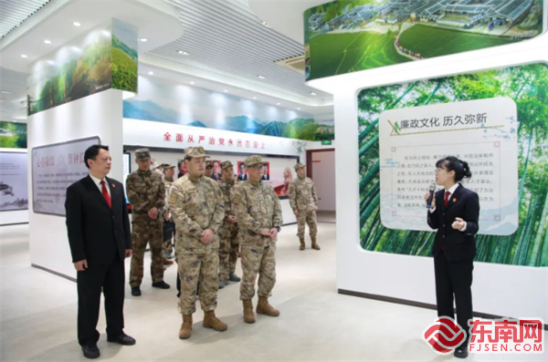 参观永安市“乾坤清气”警示教育馆（永安市人武部供图）.png