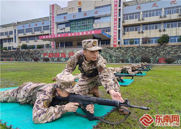 2、二次入伍新兵蒋华巧教授战友射击技巧（摄影：周明豪）.jpg