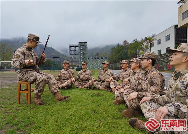6、新战友杜群为战友演奏二胡（摄影：钟炜俊）.jpg