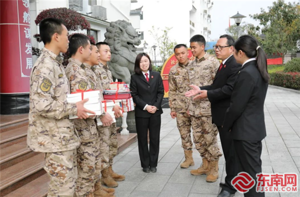 向官兵赠送书籍（黄林弟摄）.png
